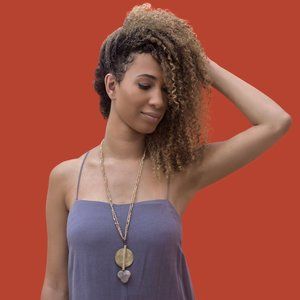 Alié detachable pendant and Lalié cord .